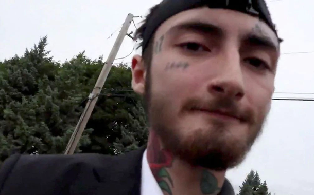 Robert (Bob) E. Crimo III, uma pessoa de interesse no tiroteio em massa que ocorreu em um desfile de quatro de julho no rico subúrbio de Highland Park, Illinois, EUA, é visto nesta imagem estática obtida de uma mídia social vídeo