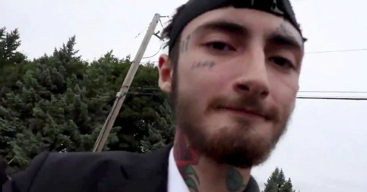 Robert (Bob) E. Crimo III, uma pessoa de interesse no tiroteio em massa que ocorreu em um desfile de quatro de julho no rico subúrbio de Highland Park, Illinois, EUA, é visto nesta imagem estática obtida de uma mídia social vídeo