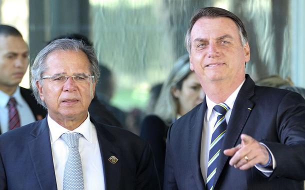 O presidente Jair Bolsonaro fala ࠩmprensa aps reuni㯠com o ministro da Economia, Paulo Guedes, no minist鲩o.