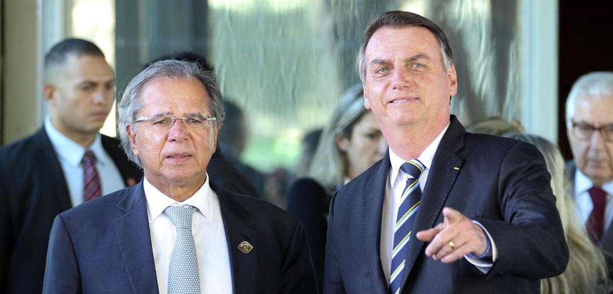 O presidente Jair Bolsonaro fala ࠩmprensa aps reuni㯠com o ministro da Economia, Paulo Guedes, no minist鲩o.