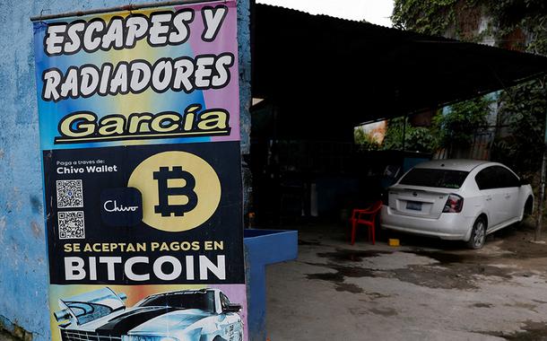 Placa com bitcoin em oficina automotiva onde a criptomoeda é aceita como forma de pagamento em San Salvador, El Salvador