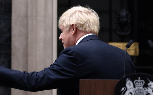 Premiê britânico, Boris Johnson, do lado de fora do gabinete de Downing Street 07/07/2022