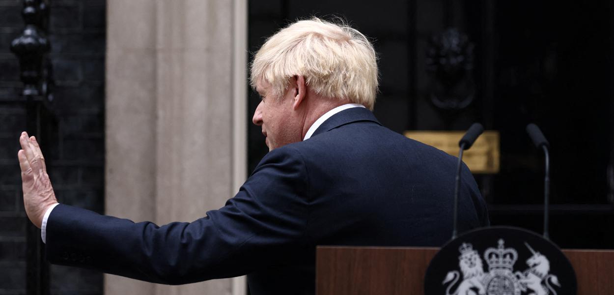 Premiê britânico, Boris Johnson, do lado de fora do gabinete de Downing Street 07/07/2022