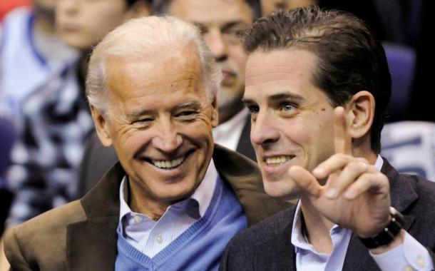 Joe Biden e seu filho Hunter Biden assistem a um jogo de basquete da NCAA em Washington, EUA, em 30 de janeiro de 2010