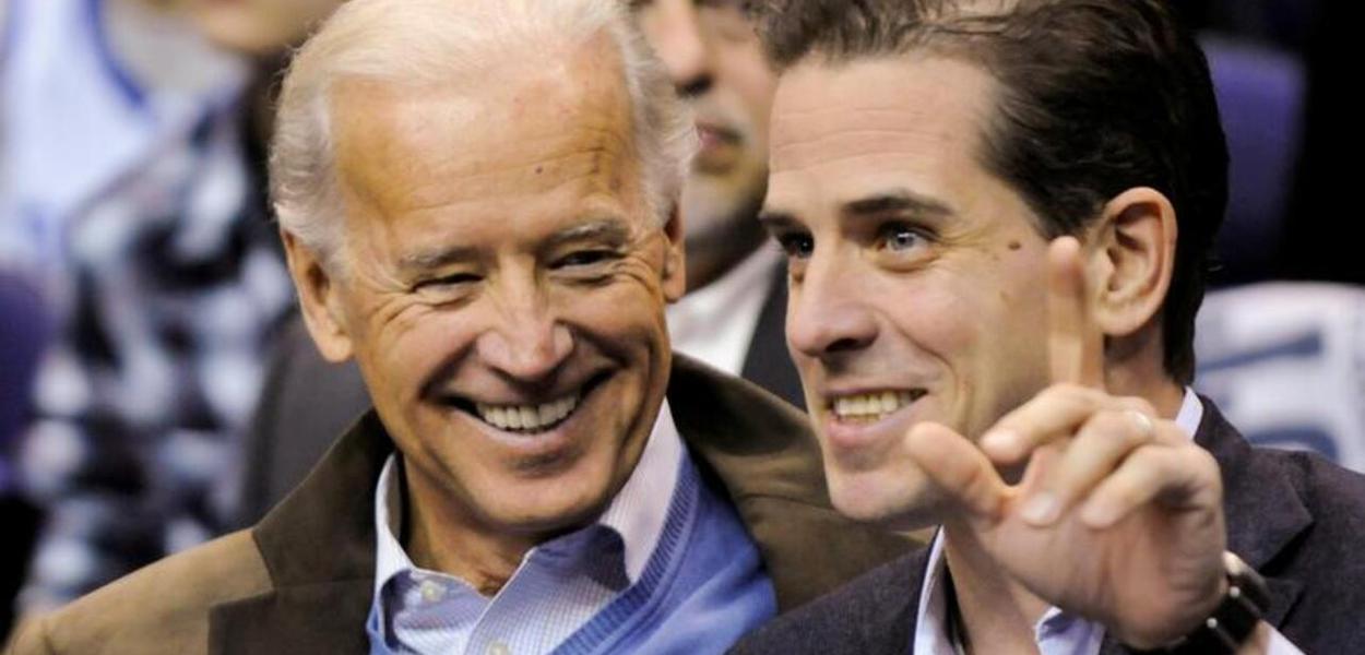 Joe Biden e seu filho Hunter Biden assistem a um jogo de basquete da NCAA em Washington, EUA, em 30 de janeiro de 2010