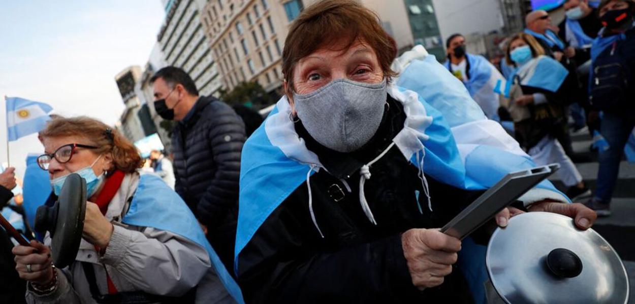 Manifestante protesta contra o governo do presidente da Argentina, Alberto Fernández, no Dia da Independência, em Buenos Aires, Argentina, 9 de julho de 2022