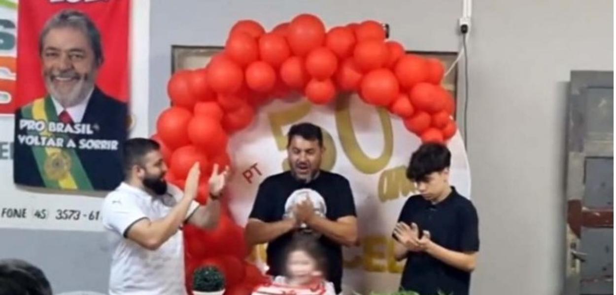 O dirigente do PT em Foz do Iguaçu comemorava seu aniversário quando foi assassinado por um bolsonarista que invadiu a festa