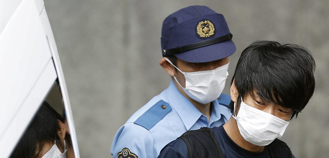 Tetsuya Yamagami, suspeito de matar ex-primeiro-ministro do Japão Shinzo Abe, é escoltado pela polícia em Nara