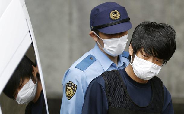 Tetsuya Yamagami, suspeito de matar ex-primeiro-ministro do Japão Shinzo Abe, é escoltado pela polícia em Nara