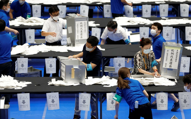 Funcionários abrem as urnas pra contabilizar votos após eleições no Japão para o Senado, em 10 de julho de 2022