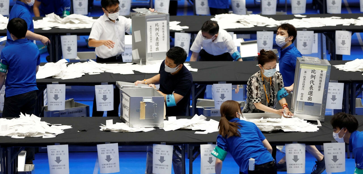Funcionários abrem as urnas pra contabilizar votos após eleições no Japão para o Senado, em 10 de julho de 2022