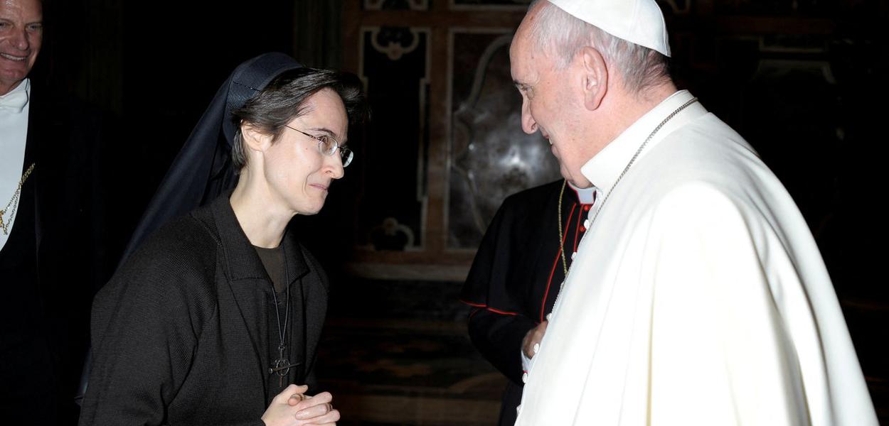 Freira italiana Raffaella Petrini conversa com o papa Francisco