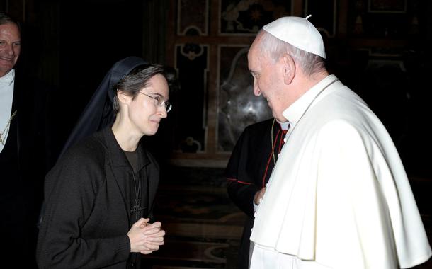 Freira italiana Raffaella Petrini conversa com o papa Francisco