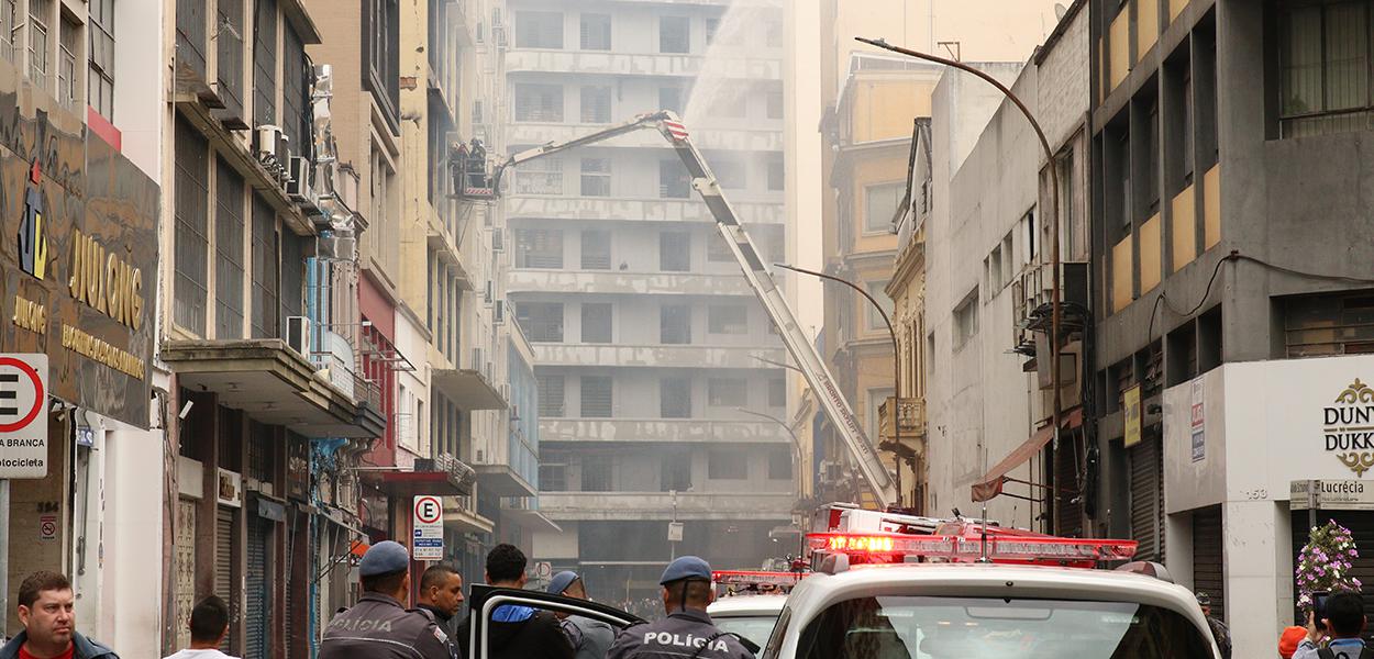 Bombeiros trabalham no incêndio em prédios comerciais na rua Barão de Duprat, próximo a rua 25 de Março, na região central da capital.