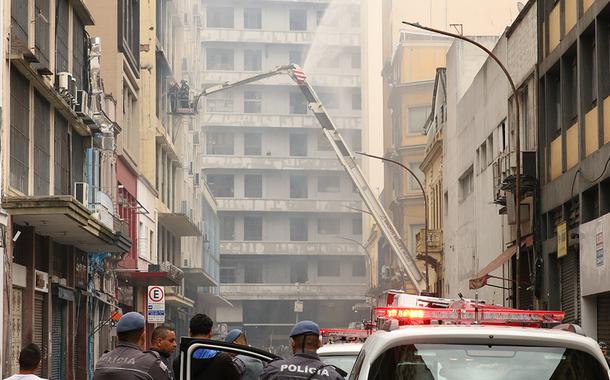Bombeiros trabalham no incêndio em prédios comerciais na rua Barão de Duprat, próximo a rua 25 de Março, na região central da capital.