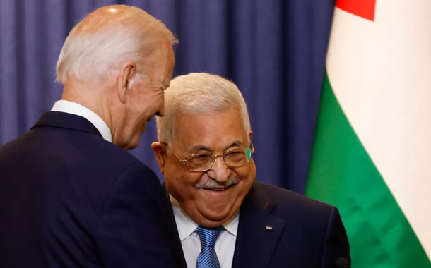 Presidente dos EUA, Joe Biden, e líder da Autoridade Palestina, Mahmoud Abbas, em encontro na Cisjordânia durante viagem do líder norte-americano ao Oriente Médio, em 15 de julho de 2022