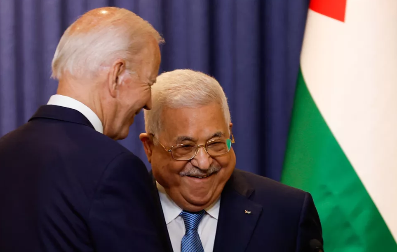 Presidente dos EUA, Joe Biden, e líder da Autoridade Palestina, Mahmoud Abbas, em encontro na Cisjordânia durante viagem do líder norte-americano ao Oriente Médio, em 15 de julho de 2022