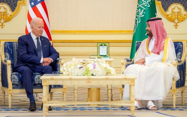 Biden e o monarca saudita Salman bin Abdulaziz, acusado de ser mandante do assassinato de Khashoggi