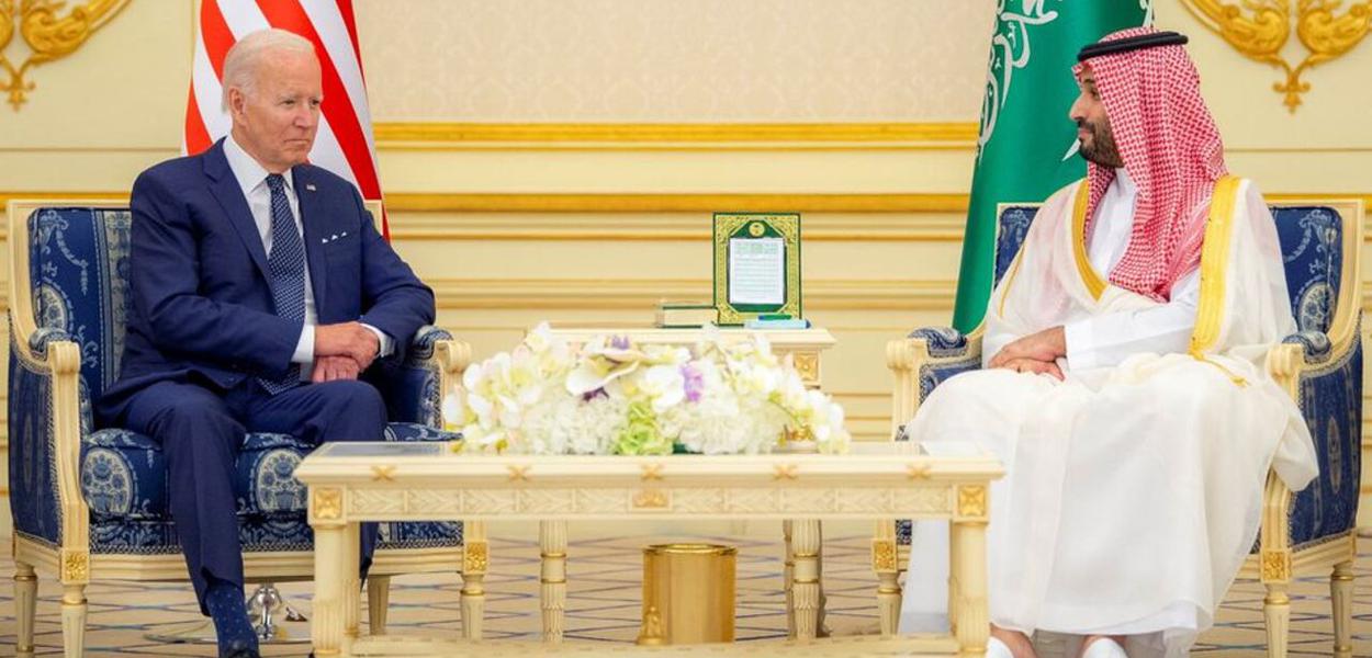 Biden e o monarca saudita Salman bin Abdulaziz, acusado de ser mandante do assassinato de Khashoggi