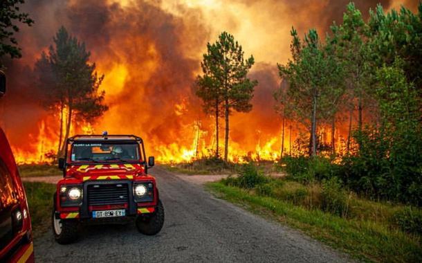 Árvores queimam em meio a um incêndio florestal perto de Landiras, França, em 13 de julho de 2022