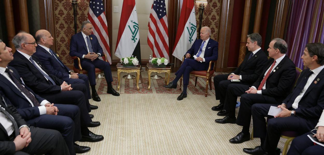 O presidente dos EUA, Joe Biden, se reúne com o primeiro-ministro iraquiano Mustafa al-Kadhimi, em Jeddah, Arábia Saudita, 16 de julho de 2022. REUTERS/Evelyn Hockstein
