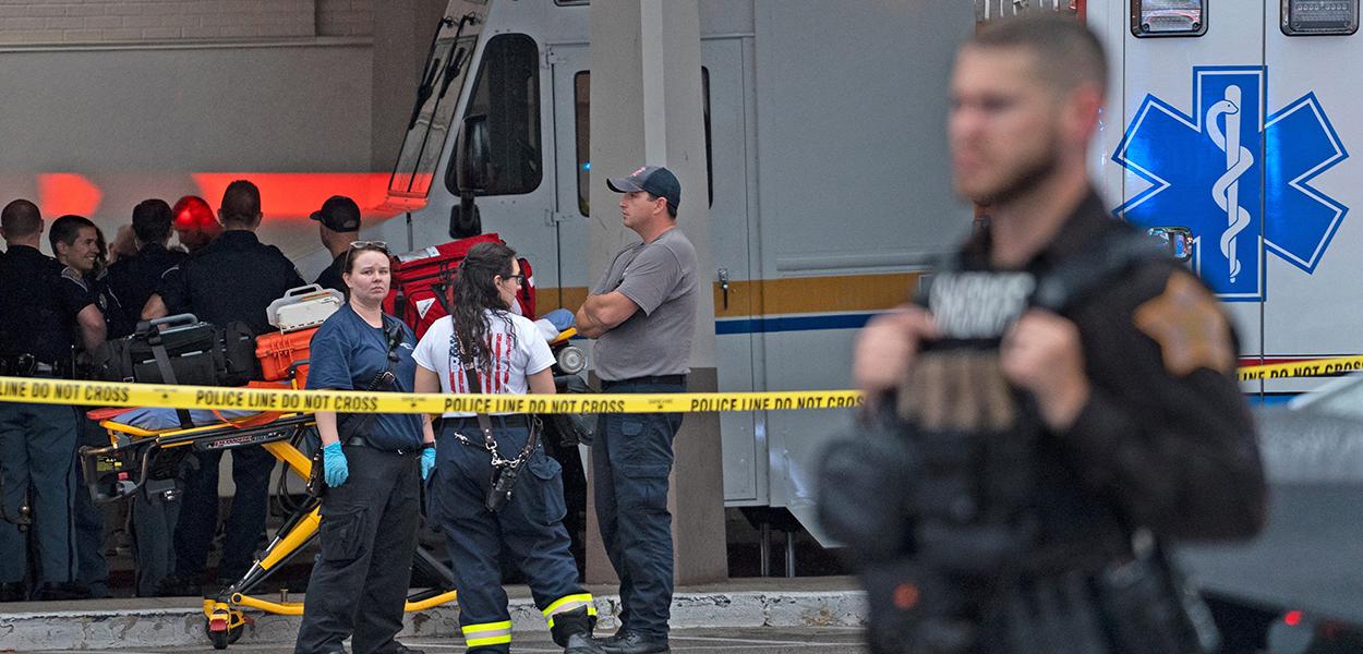 Equipes de emergência do lado de fora do local de tiroteio em um shopping center em Indiana, nos Estados Unidos17/07/2022