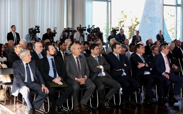 Reunião entre membros do governo federal e embaixadores