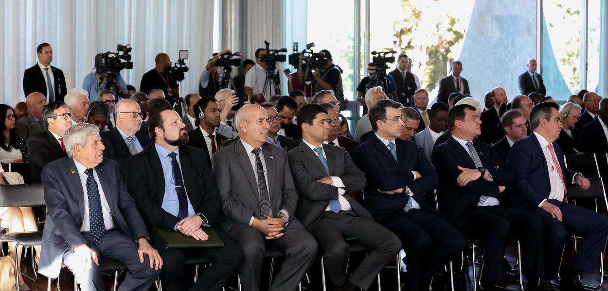 Reunião entre membros do governo federal e embaixadores