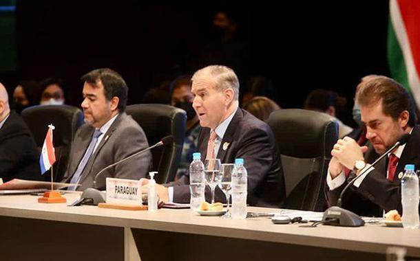 O ministro das Relações Exteriores do Paraguai, Julio César Arriola (terceiro da esquerda para a direita)