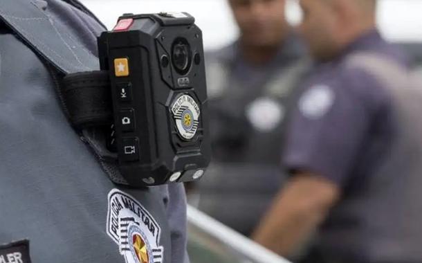 Câmera corporal em uniforme de policial militar de São Paulo