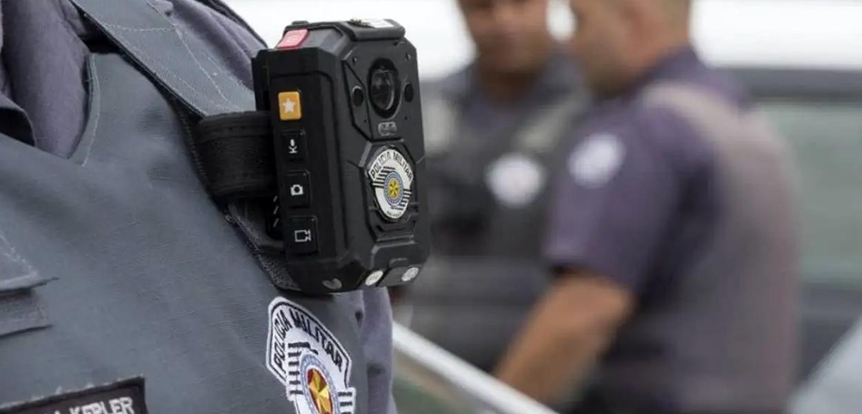 Câmera corporal em uniforme de policial militar de São Paulo