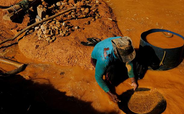 Garimpeiro busca por ouro em área desmatada da floresta amazônica na cidade de Itaituba, no Pará