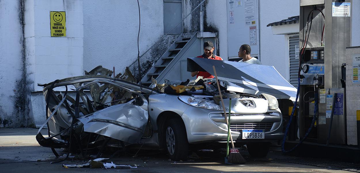 Carro explode durante abastecimento com GNV, na zona norte do Rio de Janeiro 