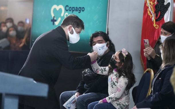 Boric saúda uma menina ao anunciar gratuidade no atendimento à saúde