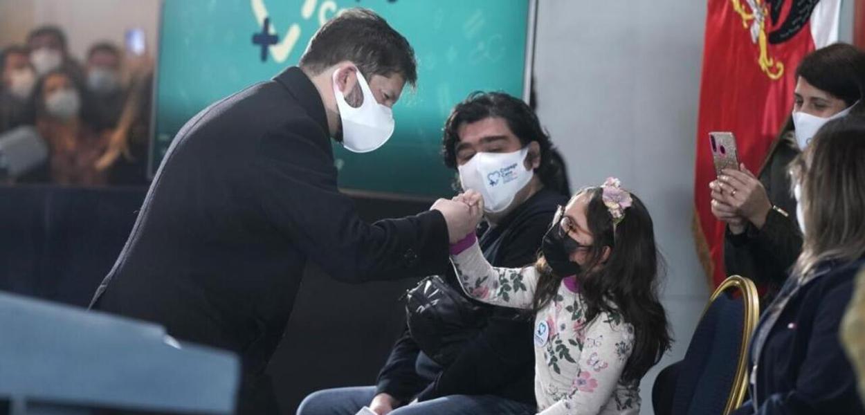 Boric saúda uma menina ao anunciar gratuidade no atendimento à saúde