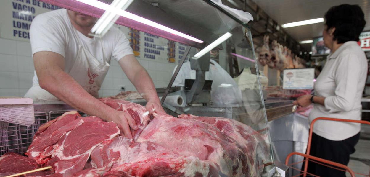 Funcionário carrega pedaços de carne em açougue de São Paulo 10/10/2014 REUTERS/Nacho Doce