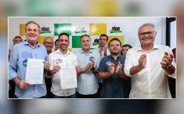 Ronaldo Lessa (de azul à esquerda) segura carta-compromisso