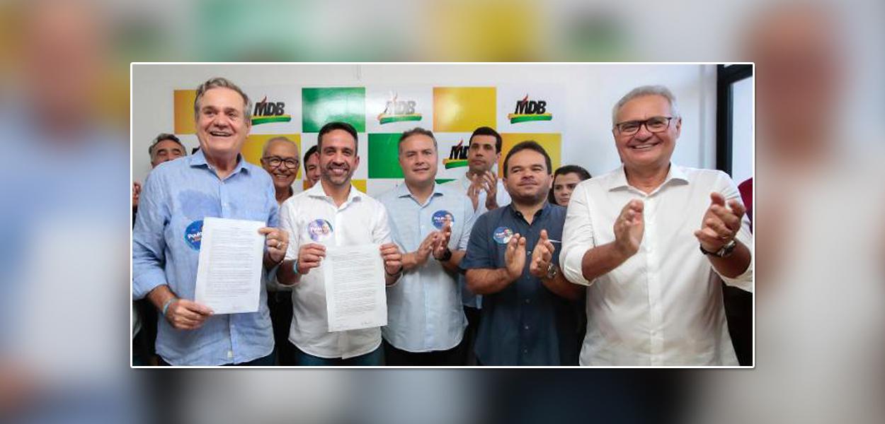 Ronaldo Lessa (de azul à esquerda) segura carta-compromisso