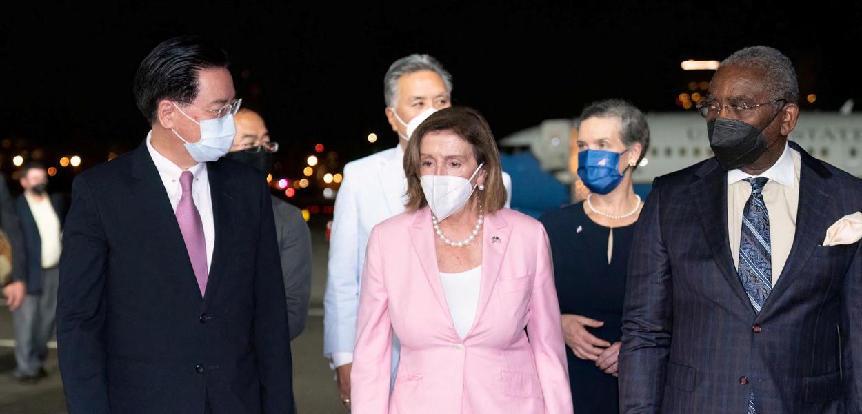 O ministro das Relações Exteriores de Taiwan, Joseph Wu, recebe a presidente da Câmara dos Representantes dos EUA, Nancy Pelosi, no aeroporto de Taipei Songshan em Taipei, Taiwan, em 2 de agosto de 2022