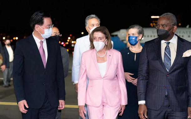 O ministro das Relações Exteriores de Taiwan, Joseph Wu, recebe a presidente da Câmara dos Representantes dos EUA, Nancy Pelosi, no aeroporto de Taipei Songshan em Taipei, Taiwan, em 2 de agosto de 2022