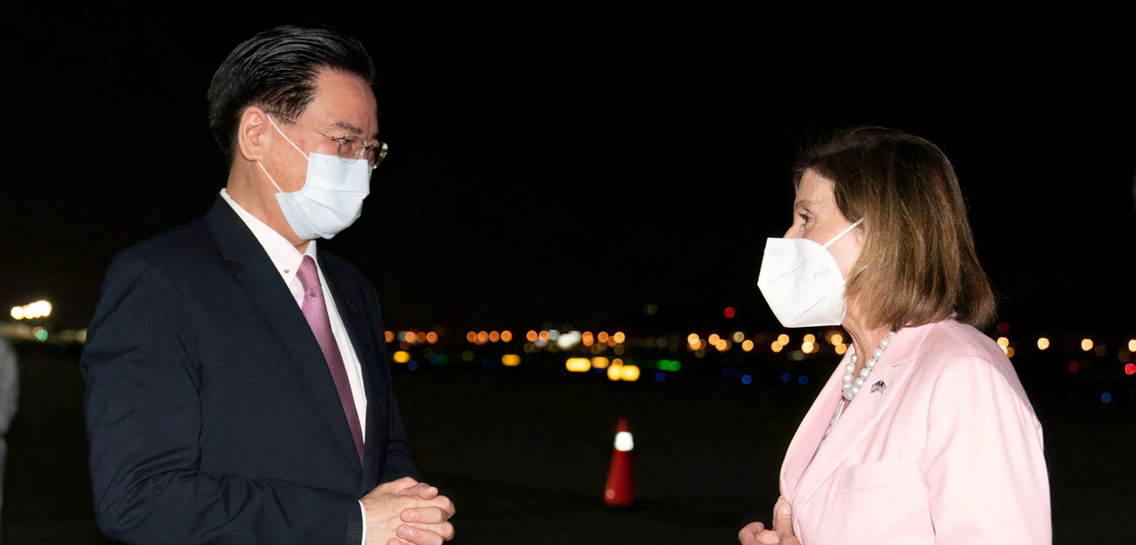 O ministro das Relações Exteriores de Taiwan, Joseph Wu, recebe a presidente da Câmara dos Representantes dos EUA, Nancy Pelosi, no aeroporto de Taipei Songshan em Taipei, Taiwan, em 2 de agosto de 2022