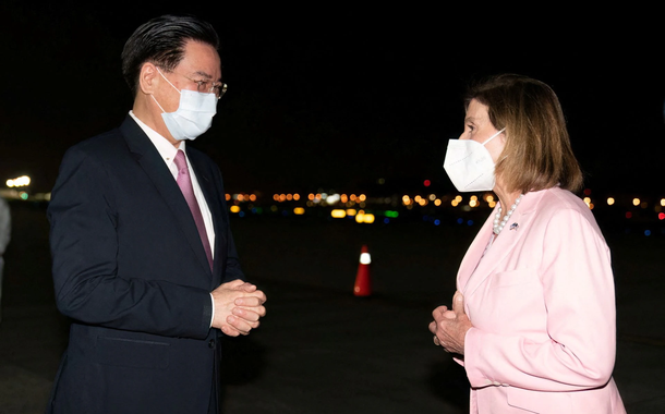 O ministro das Relações Exteriores de Taiwan, Joseph Wu, recebe a presidente da Câmara dos Representantes dos EUA, Nancy Pelosi, no aeroporto de Taipei Songshan em Taipei, Taiwan, em 2 de agosto de 2022