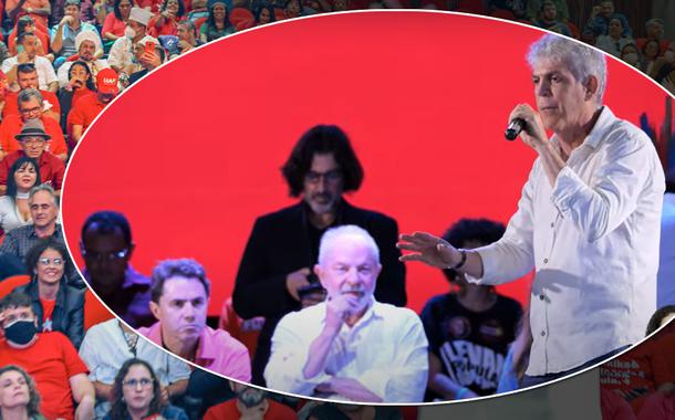 Veneziano Vital do Rêgo (de rosa), o ex-presidente Luiz Inácio Lula da Silva e Ricardo Coutinho (em pé)