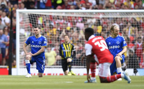 Jogadores de Arsenal e Everton fazem gesto contra o racismo antes de partida da Premier League