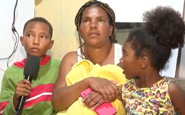 Miguel (com microfone), Célia Arquimino Barros (mãe) e outra irmã dele