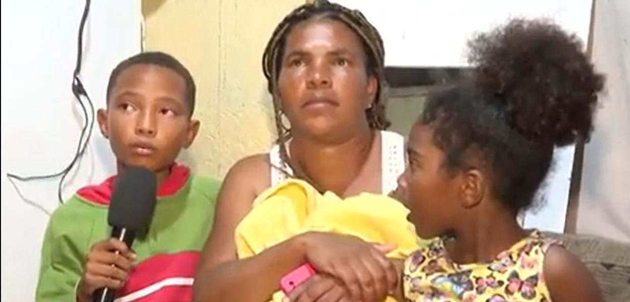 Miguel (com microfone), Célia Arquimino Barros (mãe) e outra irmã dele