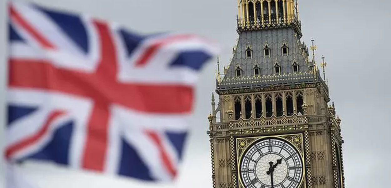 Bandeira do Reino Unido é vista à frente do Parlamento Britânico