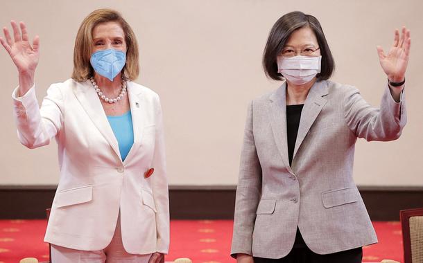 A presidente da Câmara dos EUA, Nancy Pelosi (à esq.), e a presidente de Taiwan, Tsai Ing-Wen