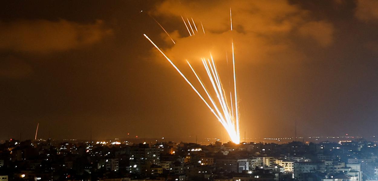 Foguetes disparados por militantes palestinos contra Israel 05/08/2022
