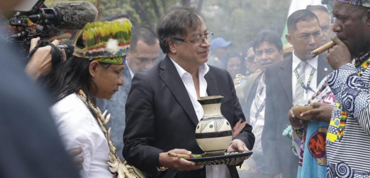 Gustavo Petro é simbolicamente epossado por minorias étnicas